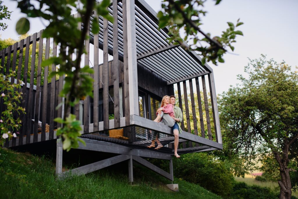 Mladý pár vo svojom tiny house