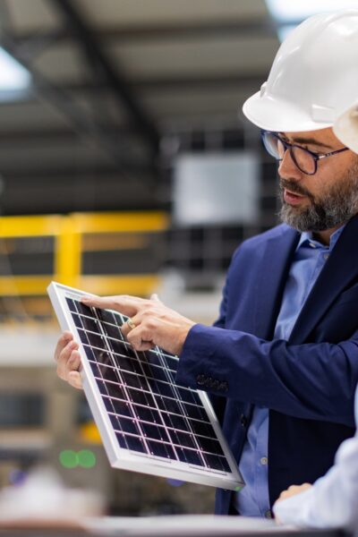 Pracovníci skúmajúci účinnosť solárnych panelov