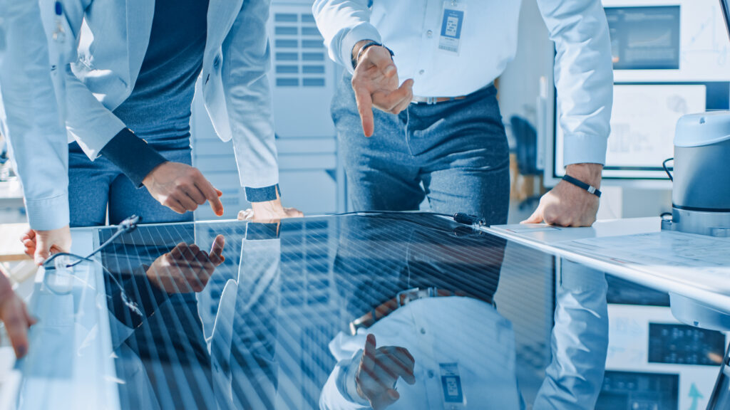 Technici skúmajúci účinnosť solárnych panelov