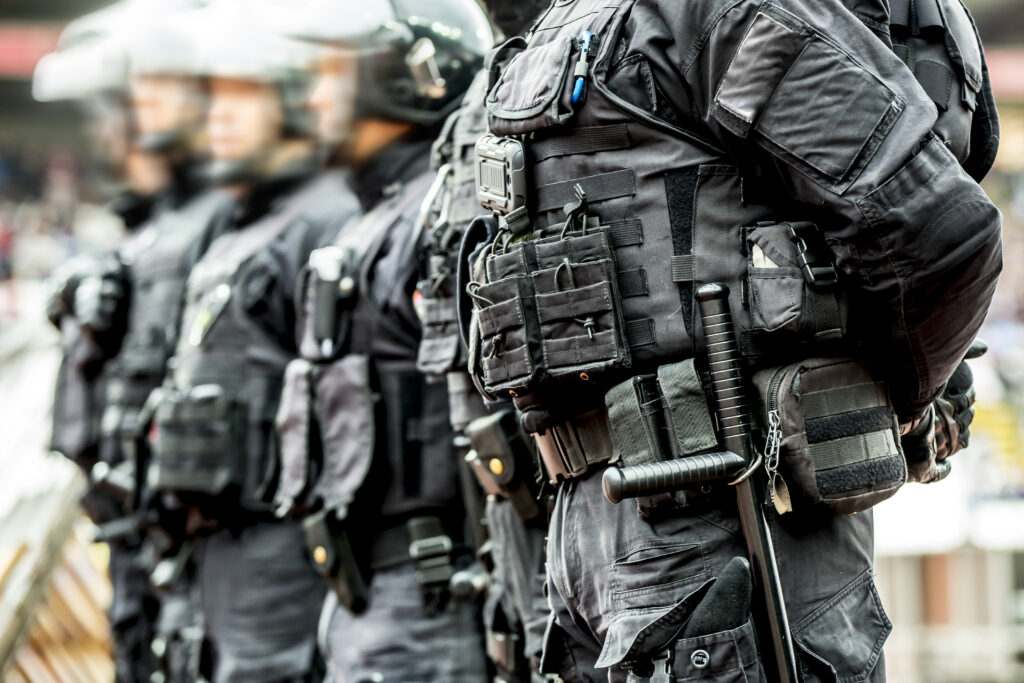 Nastúpení policajti v ochranných vestách