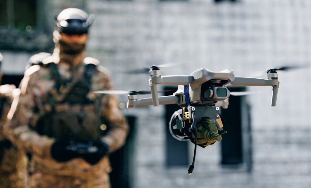 Operátor s vojenským dronom