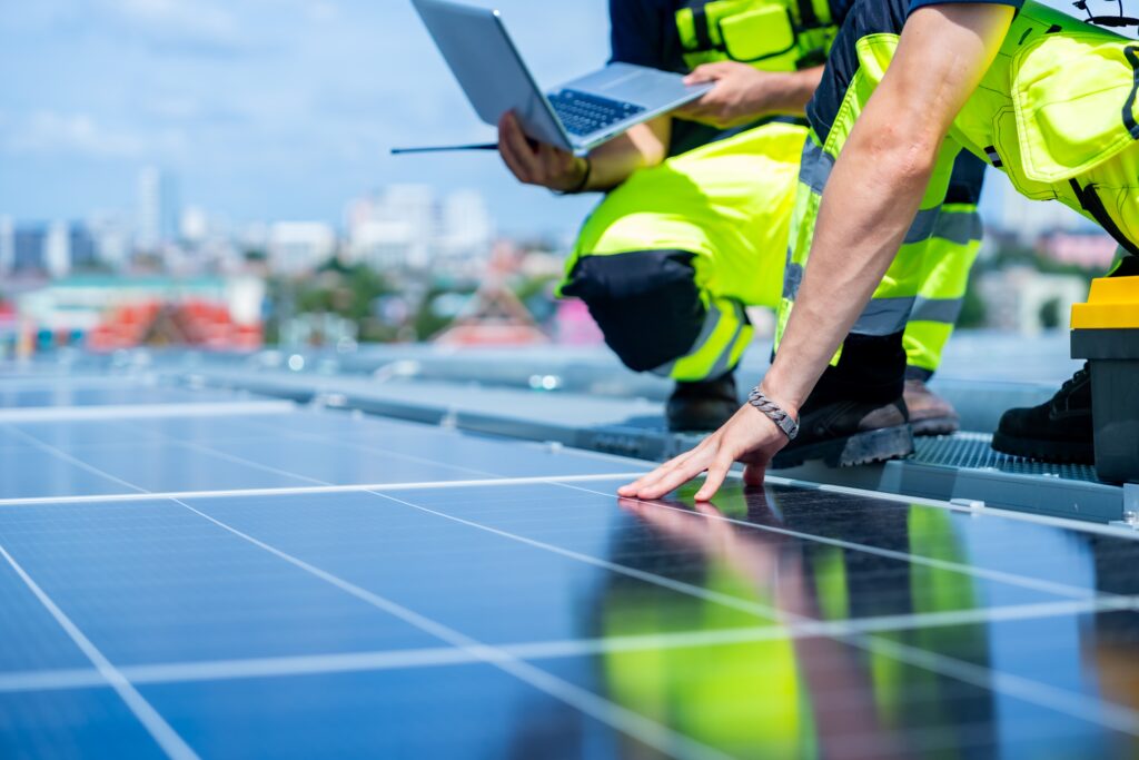 Pracovníci inštalujúci solárne panely