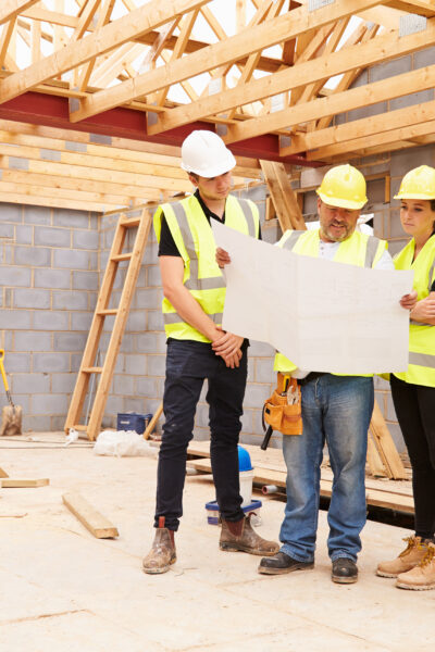 Pracovníci kontrolujúci potenciálne chyby pri stavbe