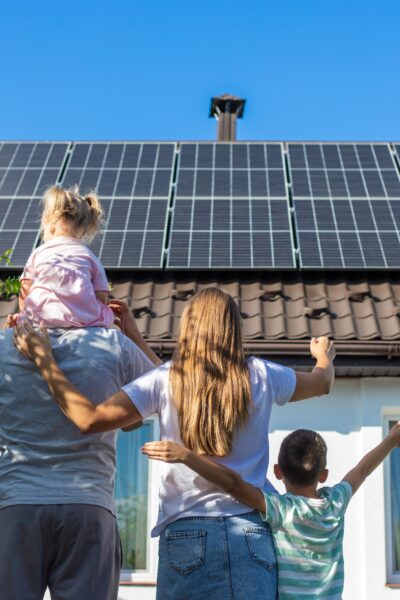 Rodina oslavujúca nové solárne panely