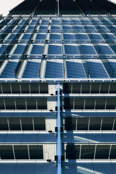 Bifaciálne solárne panely v radoch