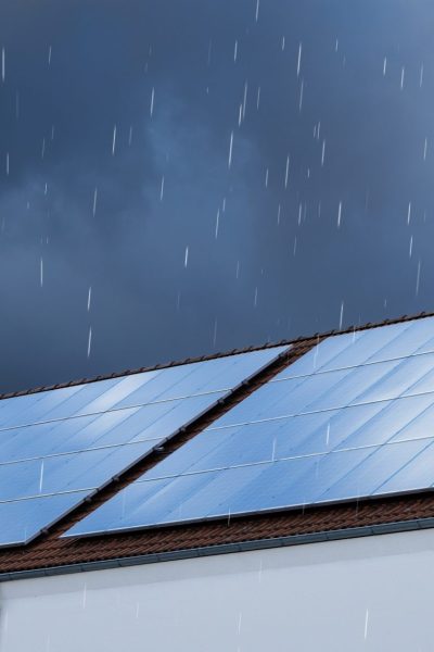 Solárne panely počas upršaného dňa